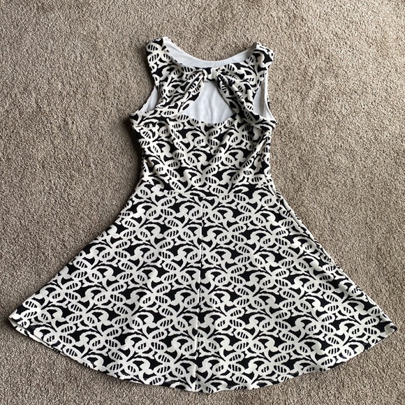 EUC Womens Medium Charming Charlie’s Flowy Sleeveless Dress in Black and White - Picture 5 of 7